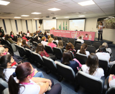 Para o Outubro Rosa deste ano a Portos do Paraná desenvolveu quatro vídeos-depoimentos de mulheres que passaram ou ainda enfrentam um câncer de mama. A programação alusiva ao mês de conscientização sobre a doença terminou ontem (6), mas as produções serão utilizadas no trabalho contínuo de sensibilização. Foto: Claudio Neves/Portos do Paraná
