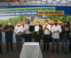 O governador em exercício Darci Piana anunciou nesta quinta-feira (07) novos investimentos para Francisco Beltrão, no Sudoeste do Paraná. As ações do Governo do Estado contemplam equipamentos para a saúde, a pavimentação de 51 vias urbanas e o lançamento do edital de licitação para a construção de uma Delegacia Cidadã na cidade. -  Francisco Beltrão, 07/10/2021  -  Foto: Gilson Abreu/AEN