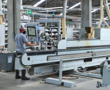 A indústria paranaense cresceu 1,5% em agosto, na evolução frente a julho, segundo o Instituto Brasileiro de Geografia e Estatística (IBGE). Apenas sete dos 15 locais analisados na Pesquisa Industrial Mensal (PIM-PF Regional) apontaram crescimento (além do Paraná, evoluíram os parques fabris de Amazonas, Paraná, Bahia, Rio de Janeiro, São Paulo e Santa Catarina), enquanto a média nacional recuou 0,7%.