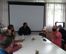 106 municípios registraram interesse em participar da doação de equipamentos e veículospesados realizada pelo Departamento de Estradas de Rodagem do Paraná (DER/PR) nestaquinta-feira (07). Ao todo foram 86 itens doados, como caminhões basculantes,motoniveladora, rolo compactador, escavadeira hidráulica, semirreboque, máquina de pinturae cavalo mecânico, entre outros, divididos em 31 lotes nas regionais do departamento. -  Curitiba, 08/10/2021  -  Foto: DER