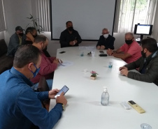 106 municípios registraram interesse em participar da doação de equipamentos e veículospesados realizada pelo Departamento de Estradas de Rodagem do Paraná (DER/PR) nestaquinta-feira (07). Ao todo foram 86 itens doados, como caminhões basculantes,motoniveladora, rolo compactador, escavadeira hidráulica, semirreboque, máquina de pinturae cavalo mecânico, entre outros, divididos em 31 lotes nas regionais do departamento. -  Curitiba, 08/10/2021  -  Foto: DER
