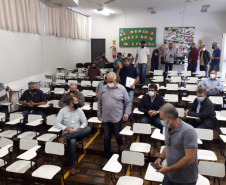 106 municípios registraram interesse em participar da doação de equipamentos e veículospesados realizada pelo Departamento de Estradas de Rodagem do Paraná (DER/PR) nestaquinta-feira (07). Ao todo foram 86 itens doados, como caminhões basculantes,motoniveladora, rolo compactador, escavadeira hidráulica, semirreboque, máquina de pinturae cavalo mecânico, entre outros, divididos em 31 lotes nas regionais do departamento. -  Curitiba, 08/10/2021  -  Foto: DER