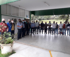 106 municípios registraram interesse em participar da doação de equipamentos e veículospesados realizada pelo Departamento de Estradas de Rodagem do Paraná (DER/PR) nestaquinta-feira (07). Ao todo foram 86 itens doados, como caminhões basculantes,motoniveladora, rolo compactador, escavadeira hidráulica, semirreboque, máquina de pinturae cavalo mecânico, entre outros, divididos em 31 lotes nas regionais do departamento. -  Curitiba, 08/10/2021  -  Foto: DER