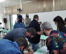 106 municípios registraram interesse em participar da doação de equipamentos e veículospesados realizada pelo Departamento de Estradas de Rodagem do Paraná (DER/PR) nestaquinta-feira (07). Ao todo foram 86 itens doados, como caminhões basculantes,motoniveladora, rolo compactador, escavadeira hidráulica, semirreboque, máquina de pinturae cavalo mecânico, entre outros, divididos em 31 lotes nas regionais do departamento. -  Curitiba, 08/10/2021  -  Foto: DER