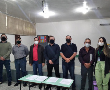 106 municípios registraram interesse em participar da doação de equipamentos e veículospesados realizada pelo Departamento de Estradas de Rodagem do Paraná (DER/PR) nestaquinta-feira (07). Ao todo foram 86 itens doados, como caminhões basculantes,motoniveladora, rolo compactador, escavadeira hidráulica, semirreboque, máquina de pinturae cavalo mecânico, entre outros, divididos em 31 lotes nas regionais do departamento. -  Curitiba, 08/10/2021  -  Foto: DER
