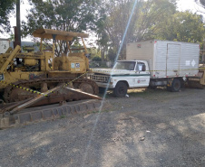 106 municípios registraram interesse em participar da doação de equipamentos e veículospesados realizada pelo Departamento de Estradas de Rodagem do Paraná (DER/PR) nestaquinta-feira (07). Ao todo foram 86 itens doados, como caminhões basculantes,motoniveladora, rolo compactador, escavadeira hidráulica, semirreboque, máquina de pinturae cavalo mecânico, entre outros, divididos em 31 lotes nas regionais do departamento. -  Curitiba, 08/10/2021  -  Foto: DER