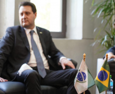 O Paraná terá um escritório fixo para a captação de investimentos e negócios internacionais em Dubai, nos Emirados Árabes Unidos. A decisão foi formalizada nesta quarta-feira (13) pelo governador Carlos Massa Ratinho Junior e o presidente da Federação das Indústrias do Estado do Paraná (Fiep), Carlos Valter  -  Dubai, 13/10/2021  -  Foto: Governo do Paraná