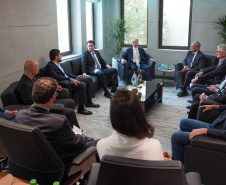 O Paraná terá um escritório fixo para a captação de investimentos e negócios internacionais em Dubai, nos Emirados Árabes Unidos. A decisão foi formalizada nesta quarta-feira (13) pelo governador Carlos Massa Ratinho Junior e o presidente da Federação das Indústrias do Estado do Paraná (Fiep), Carlos Valter  -  Dubai, 13/10/2021  -  Foto: Governo do Paraná