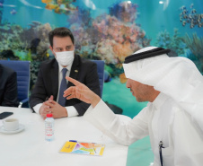 O Paraná terá um escritório fixo para a captação de investimentos e negócios internacionais em Dubai, nos Emirados Árabes Unidos. A decisão foi formalizada nesta quarta-feira (13) pelo governador Carlos Massa Ratinho Junior e o presidente da Federação das Indústrias do Estado do Paraná (Fiep), Carlos Valter  -  Dubai, 13/10/2021  -  Foto: Governo do Paraná