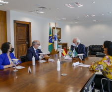 Governador em exercicio Darci Piana recebe o embaixador da Espanha no Brasil, Fernando Garcia Casas, a cônsul honorária da Espanha em Curitiba, Blanca Hernando Barco e a  diretora do Instituto Cervantes, Rosa Sánchez-Cascado  -  Curitiba, 13/10/2021  -  Foto Gilson Abreu/AEN