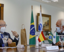 Governador em exercicio Darci Piana recebe o embaixador da Espanha no Brasil, Fernando Garcia Casas, a cônsul honorária da Espanha em Curitiba, Blanca Hernando Barco e a  diretora do Instituto Cervantes, Rosa Sánchez-Cascado  -  Curitiba, 13/10/2021  -  Foto Gilson Abreu/AEN