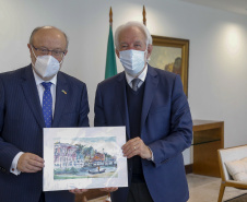 Governador em exercicio Darci Piana recebe o embaixador da Espanha no Brasil, Fernando Garcia Casas, a cônsul honorária da Espanha em Curitiba, Blanca Hernando Barco e a  diretora do Instituto Cervantes, Rosa Sánchez-Cascado  -  Curitiba, 13/10/2021  -  Foto Gilson Abreu/AEN