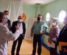 A Secretaria de Estado da Saúde (Sesa) assinou um termo de cooperação técnico científica nesta quarta-feira (13) para implantação e desenvolvimento de atividades de ensino, pesquisa e expansão no Hospital Regional do Litoral (HRL) de Paranaguá, em parceria com a Universidade Estadual do Paraná (Unespar). - Paranaguá, 13/10/2021  -  Foto: Américo Antonio/SESA