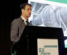 A Companhia de Saneamento do Paraná (Sanepar) reforçou nesta semana o seu propósito com a compensação de gases de efeito estufa. A empresa recebeu um certificado de compromisso ambiental entregue pelo Instituto de Tecnologia do Paraná (Tecpar). A entrega ao governador Carlos Massa Ratinho Junior e ao presidente da empresa, Claudio Stabile, foi nesta quarta-feira (13), nos Emirados Árabes Unidos, onde o Paraná apresenta a sua sustentabilidade ao mundo.Foto: Governo do Paraná