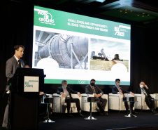 A Companhia de Saneamento do Paraná (Sanepar) reforçou nesta semana o seu propósito com a compensação de gases de efeito estufa. A empresa recebeu um certificado de compromisso ambiental entregue pelo Instituto de Tecnologia do Paraná (Tecpar). A entrega ao governador Carlos Massa Ratinho Junior e ao presidente da empresa, Claudio Stabile, foi nesta quarta-feira (13), nos Emirados Árabes Unidos, onde o Paraná apresenta a sua sustentabilidade ao mundo.Foto: Governo do Paraná
