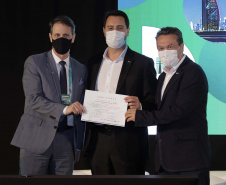 A Companhia de Saneamento do Paraná (Sanepar) reforçou nesta semana o seu propósito com a compensação de gases de efeito estufa. A empresa recebeu um certificado de compromisso ambiental entregue pelo Instituto de Tecnologia do Paraná (Tecpar). A entrega ao governador Carlos Massa Ratinho Junior e ao presidente da empresa, Claudio Stabile, foi nesta quarta-feira (13), nos Emirados Árabes Unidos, onde o Paraná apresenta a sua sustentabilidade ao mundo.Foto: Governo do Paraná
