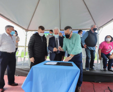 O governador em exercício Darci Piana e o secretário estadual da Saúde, Beto Preto, entregam nesta quarta-feira (13),  veículos da Estratégia da Saúde da Família aos municípios da 1ª Regional de Saúde de Paranaguá, além de computadores para renovação e modernização do parque tecnológico da Sesa.13/10/2021 - Foto: Geraldo Bubniak/AEN