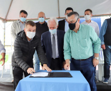 O governador em exercício Darci Piana e o secretário estadual da Saúde, Beto Preto, entregam nesta quarta-feira (13),  veículos da Estratégia da Saúde da Família aos municípios da 1ª Regional de Saúde de Paranaguá, além de computadores para renovação e modernização do parque tecnológico da Sesa.13/10/2021 - Foto: Geraldo Bubniak/AEN