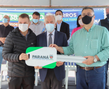 O governador em exercício Darci Piana e o secretário estadual da Saúde, Beto Preto, entregam nesta quarta-feira (13),  veículos da Estratégia da Saúde da Família aos municípios da 1ª Regional de Saúde de Paranaguá, além de computadores para renovação e modernização do parque tecnológico da Sesa.13/10/2021 - Foto: Geraldo Bubniak/AEN