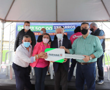 O governador em exercício Darci Piana e o secretário estadual da Saúde, Beto Preto, entregam nesta quarta-feira (13),  veículos da Estratégia da Saúde da Família aos municípios da 1ª Regional de Saúde de Paranaguá, além de computadores para renovação e modernização do parque tecnológico da Sesa.13/10/2021 - Foto: Geraldo Bubniak/AEN