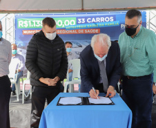 O governador em exercício Darci Piana e o secretário estadual da Saúde, Beto Preto, entregam nesta quarta-feira (13),  veículos da Estratégia da Saúde da Família aos municípios da 1ª Regional de Saúde de Paranaguá, além de computadores para renovação e modernização do parque tecnológico da Sesa.13/10/2021 - Foto: Geraldo Bubniak/AEN