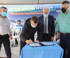 O governador em exercício Darci Piana e o secretário estadual da Saúde, Beto Preto, entregam nesta quarta-feira (13),  veículos da Estratégia da Saúde da Família aos municípios da 1ª Regional de Saúde de Paranaguá, além de computadores para renovação e modernização do parque tecnológico da Sesa.13/10/2021 - Foto: Geraldo Bubniak/AEN