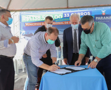 O governador em exercício Darci Piana e o secretário estadual da Saúde, Beto Preto, entregam nesta quarta-feira (13),  veículos da Estratégia da Saúde da Família aos municípios da 1ª Regional de Saúde de Paranaguá, além de computadores para renovação e modernização do parque tecnológico da Sesa.13/10/2021 - Foto: Geraldo Bubniak/AEN