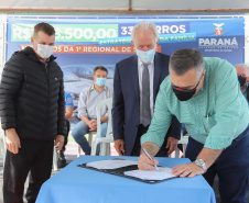 O governador em exercício Darci Piana e o secretário estadual da Saúde, Beto Preto, entregam nesta quarta-feira (13),  veículos da Estratégia da Saúde da Família aos municípios da 1ª Regional de Saúde de Paranaguá, além de computadores para renovação e modernização do parque tecnológico da Sesa.13/10/2021 - Foto: Geraldo Bubniak/AEN