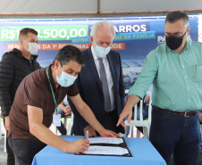 O governador em exercício Darci Piana e o secretário estadual da Saúde, Beto Preto, entregam nesta quarta-feira (13),  veículos da Estratégia da Saúde da Família aos municípios da 1ª Regional de Saúde de Paranaguá, além de computadores para renovação e modernização do parque tecnológico da Sesa.13/10/2021 - Foto: Geraldo Bubniak/AEN