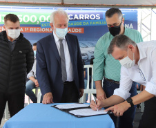 O governador em exercício Darci Piana e o secretário estadual da Saúde, Beto Preto, entregam nesta quarta-feira (13),  veículos da Estratégia da Saúde da Família aos municípios da 1ª Regional de Saúde de Paranaguá, além de computadores para renovação e modernização do parque tecnológico da Sesa.13/10/2021 - Foto: Geraldo Bubniak/AEN