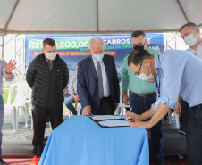 O governador em exercício Darci Piana e o secretário estadual da Saúde, Beto Preto, entregam nesta quarta-feira (13),  veículos da Estratégia da Saúde da Família aos municípios da 1ª Regional de Saúde de Paranaguá, além de computadores para renovação e modernização do parque tecnológico da Sesa.13/10/2021 - Foto: Geraldo Bubniak/AEN