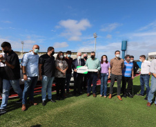 O governador em exercício Darci Piana e o secretário estadual da Saúde, Beto Preto, entregam nesta quarta-feira (13),  veículos da Estratégia da Saúde da Família aos municípios da 1ª Regional de Saúde de Paranaguá, além de computadores para renovação e modernização do parque tecnológico da Sesa.13/10/2021 - Foto: Geraldo Bubniak/AEN