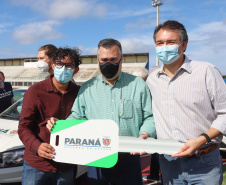 O governador em exercício Darci Piana e o secretário estadual da Saúde, Beto Preto, entregam nesta quarta-feira (13),  veículos da Estratégia da Saúde da Família aos municípios da 1ª Regional de Saúde de Paranaguá, além de computadores para renovação e modernização do parque tecnológico da Sesa.13/10/2021 - Foto: Geraldo Bubniak/AEN