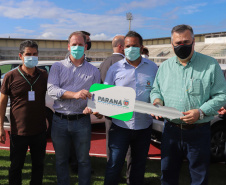O governador em exercício Darci Piana e o secretário estadual da Saúde, Beto Preto, entregam nesta quarta-feira (13),  veículos da Estratégia da Saúde da Família aos municípios da 1ª Regional de Saúde de Paranaguá, além de computadores para renovação e modernização do parque tecnológico da Sesa.13/10/2021 - Foto: Geraldo Bubniak/AEN