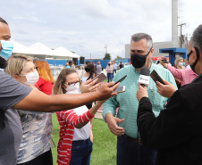 O governador em exercício Darci Piana e o secretário estadual da Saúde, Beto Preto, entregam nesta quarta-feira (13),  veículos da Estratégia da Saúde da Família aos municípios da 1ª Regional de Saúde de Paranaguá, além de computadores para renovação e modernização do parque tecnológico da Sesa.13/10/2021 - Foto: Geraldo Bubniak/AEN