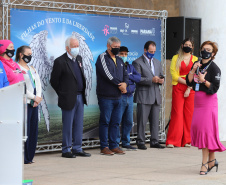 O governador em exercício Darci Piana participa nesta quinta-feira (14), da abertura da Expedição Filhas do Paraná - Rota deMototurismo no Palacio Iguaçu . Na foto, Fabiana Cristina de Campos   da Secretaria de Estado do Desenvolvimento Sustentável e do Turismo.  14/10/2021 - Foto: Geraldo Bubniak/AEN