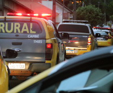 Centenas de viaturas e 1,5 mil policiais militares a mais do efetivo já aplicado rotineiramente, foram às ruas neste sábado (16/10) em todo o Paraná para inibir crimes e reforçar o patrulhamento em aéreas comerciais e residenciais do estado pela operação Fecha Quartel II. - Rolância, 16/10/2021 - Foto: Soldado Adilson Voinaski Afonso