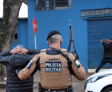 Centenas de viaturas e 1,5 mil policiais militares a mais do efetivo já aplicado rotineiramente, foram às ruas neste sábado (16/10) em todo o Paraná para inibir crimes e reforçar o patrulhamento em aéreas comerciais e residenciais do estado pela operação Fecha Quartel II. - Rolância, 16/10/2021 - Foto: Soldado Adilson Voinaski Afonso