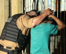 Centenas de viaturas e 1,5 mil policiais militares a mais do efetivo já aplicado rotineiramente, foram às ruas neste sábado (16/10) em todo o Paraná para inibir crimes e reforçar o patrulhamento em aéreas comerciais e residenciais do estado pela operação Fecha Quartel II. - Rolância, 16/10/2021 - Foto: Soldado Adilson Voinaski Afonso