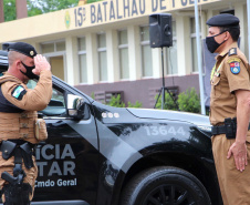 Centenas de viaturas e 1,5 mil policiais militares a mais do efetivo já aplicado rotineiramente, foram às ruas neste sábado (16/10) em todo o Paraná para inibir crimes e reforçar o patrulhamento em aéreas comerciais e residenciais do estado pela operação Fecha Quartel II. -  Curitiba, 16/10/2021 - Foto: PMPR