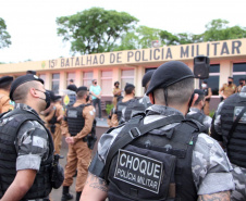 Centenas de viaturas e 1,5 mil policiais militares a mais do efetivo já aplicado rotineiramente, foram às ruas neste sábado (16/10) em todo o Paraná para inibir crimes e reforçar o patrulhamento em aéreas comerciais e residenciais do estado pela operação Fecha Quartel II. -  Curitiba, 16/10/2021 - Foto: PMPR