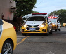 Centenas de viaturas e 1,5 mil policiais militares a mais do efetivo já aplicado rotineiramente, foram às ruas neste sábado (16/10) em todo o Paraná para inibir crimes e reforçar o patrulhamento em aéreas comerciais e residenciais do estado pela operação Fecha Quartel II. -  Curitiba, 16/10/2021 - Foto: PMPR