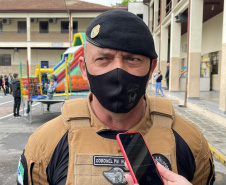 Com exposições de equipamentos, passeios de viatura, tirolesa e até um helicóptero, o Quartel do Comando-Geral abriu as portas para a comunidade entre as 10 e 16 horas deste domingo (17/10) em comemoração ao Dia das Crianças. O evento, que contou com diversos parceiros, foi pensado e organizado para proporcionar um dia especial para os filhos dos policiais militares e para a comunidade no geral. - Curitiba, 17/10/2021 - Foto: PMPR