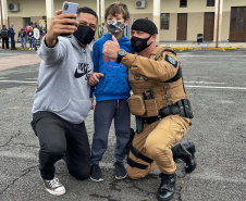 Com exposições de equipamentos, passeios de viatura, tirolesa e até um helicóptero, o Quartel do Comando-Geral abriu as portas para a comunidade entre as 10 e 16 horas deste domingo (17/10) em comemoração ao Dia das Crianças. O evento, que contou com diversos parceiros, foi pensado e organizado para proporcionar um dia especial para os filhos dos policiais militares e para a comunidade no geral. - Curitiba, 17/10/2021 - Foto: PMPR