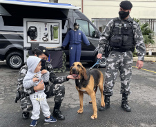 Com exposições de equipamentos, passeios de viatura, tirolesa e até um helicóptero, o Quartel do Comando-Geral abriu as portas para a comunidade entre as 10 e 16 horas deste domingo (17/10) em comemoração ao Dia das Crianças. O evento, que contou com diversos parceiros, foi pensado e organizado para proporcionar um dia especial para os filhos dos policiais militares e para a comunidade no geral. - Curitiba, 17/10/2021 - Foto: PMPR