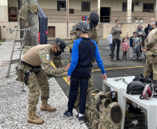Com exposições de equipamentos, passeios de viatura, tirolesa e até um helicóptero, o Quartel do Comando-Geral abriu as portas para a comunidade entre as 10 e 16 horas deste domingo (17/10) em comemoração ao Dia das Crianças. O evento, que contou com diversos parceiros, foi pensado e organizado para proporcionar um dia especial para os filhos dos policiais militares e para a comunidade no geral. - Curitiba, 17/10/2021 - Foto: PMPR