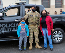 Com exposições de equipamentos, passeios de viatura, tirolesa e até um helicóptero, o Quartel do Comando-Geral abriu as portas para a comunidade entre as 10 e 16 horas deste domingo (17/10) em comemoração ao Dia das Crianças. O evento, que contou com diversos parceiros, foi pensado e organizado para proporcionar um dia especial para os filhos dos policiais militares e para a comunidade no geral. - Curitiba, 17/10/2021 - Foto: PMPR