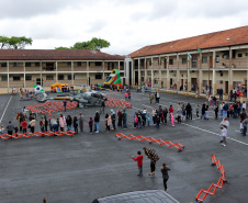 Com exposições de equipamentos, passeios de viatura, tirolesa e até um helicóptero, o Quartel do Comando-Geral abriu as portas para a comunidade entre as 10 e 16 horas deste domingo (17/10) em comemoração ao Dia das Crianças. O evento, que contou com diversos parceiros, foi pensado e organizado para proporcionar um dia especial para os filhos dos policiais militares e para a comunidade no geral. - Curitiba, 17/10/2021 - Foto: PMPR