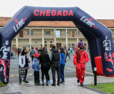 Com exposições de equipamentos, passeios de viatura, tirolesa e até um helicóptero, o Quartel do Comando-Geral abriu as portas para a comunidade entre as 10 e 16 horas deste domingo (17/10) em comemoração ao Dia das Crianças. O evento, que contou com diversos parceiros, foi pensado e organizado para proporcionar um dia especial para os filhos dos policiais militares e para a comunidade no geral. - Curitiba, 17/10/2021 - Foto: PMPR