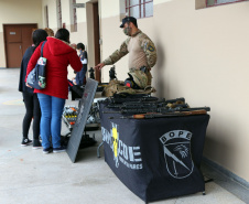 Com exposições de equipamentos, passeios de viatura, tirolesa e até um helicóptero, o Quartel do Comando-Geral abriu as portas para a comunidade entre as 10 e 16 horas deste domingo (17/10) em comemoração ao Dia das Crianças. O evento, que contou com diversos parceiros, foi pensado e organizado para proporcionar um dia especial para os filhos dos policiais militares e para a comunidade no geral. - Curitiba, 17/10/2021 - Foto: PMPR